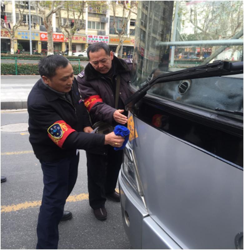 125路班組粘貼安全服務(wù)標(biāo)志備戰(zhàn)春運.JPG 125路班組粘貼安全服務(wù)標(biāo)志備戰(zhàn)春運.JPG