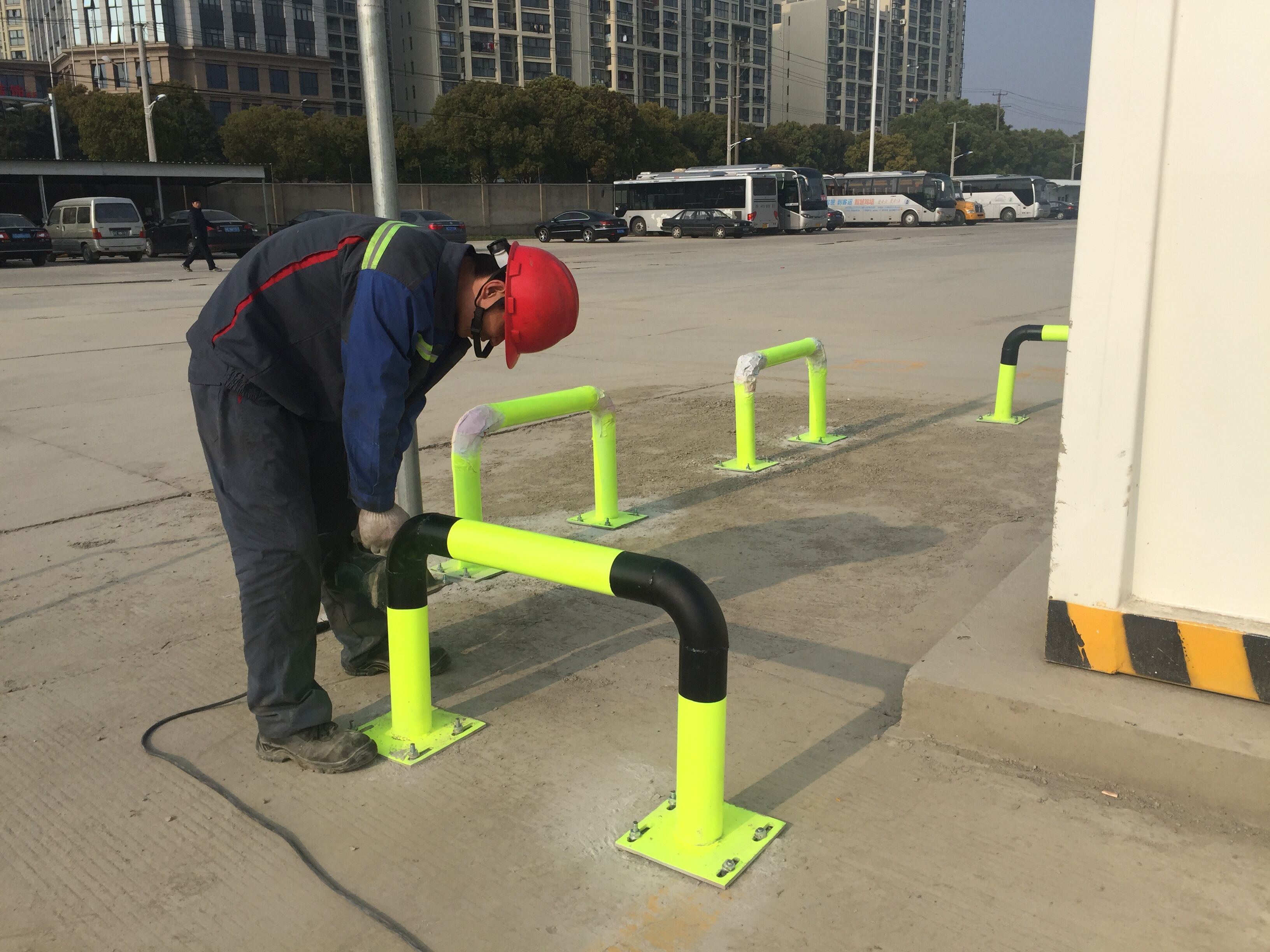 撬裝加油點(diǎn)防撞護(hù)欄加裝.jpg