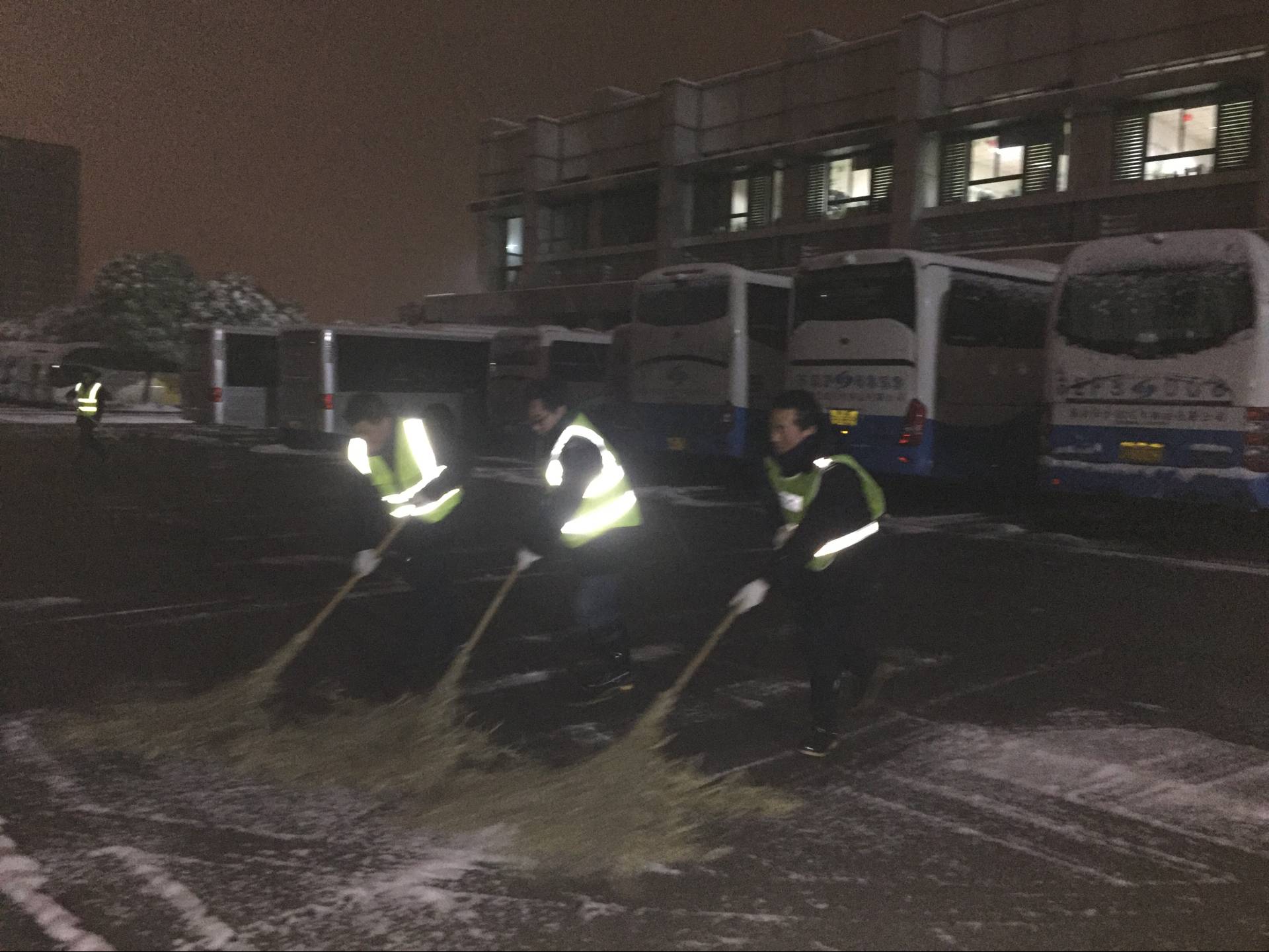 新客站鏟雪1.jpg 新客站鏟雪1.jpg