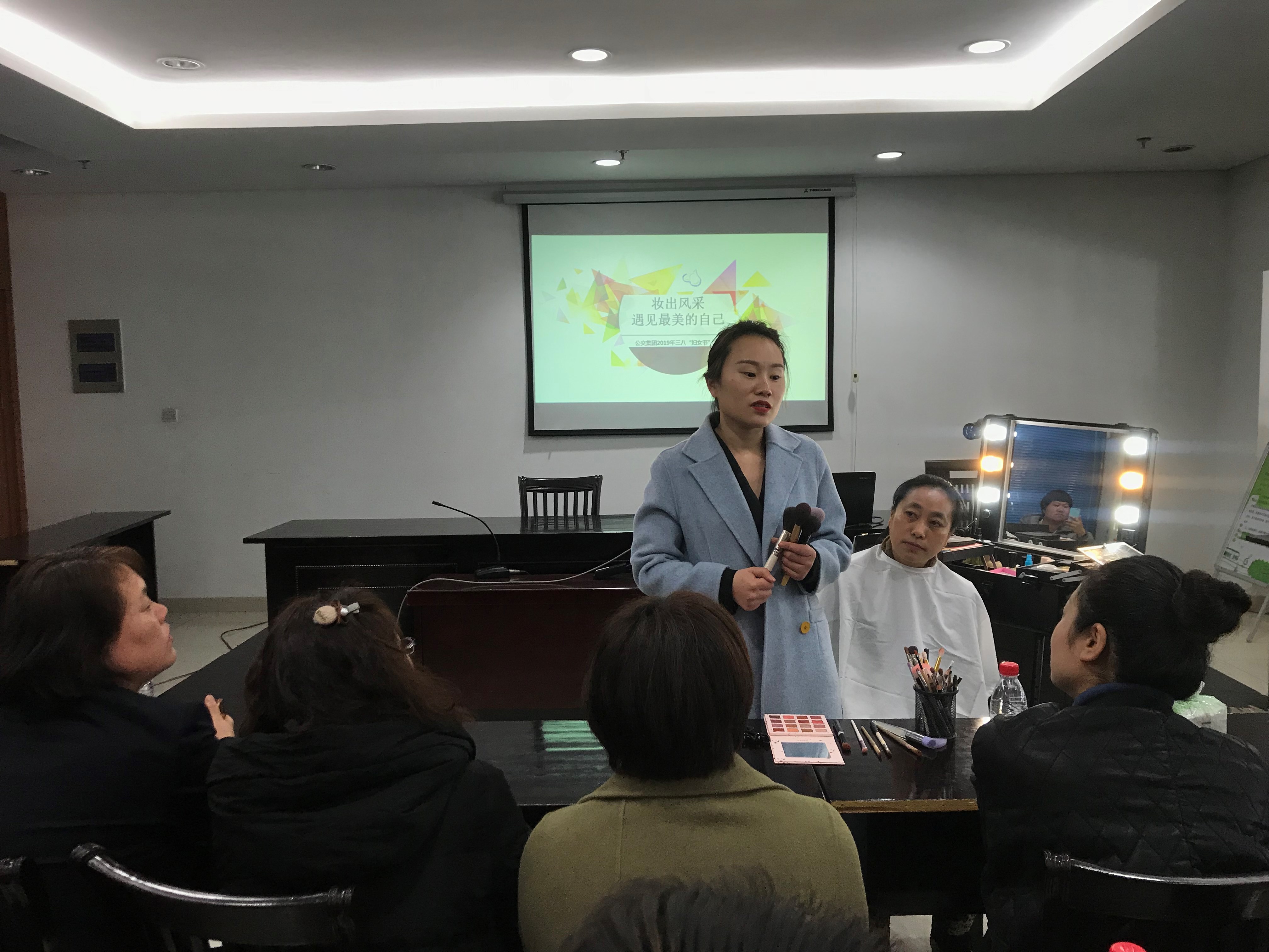 老師講解.jpg 老師講解.jpg